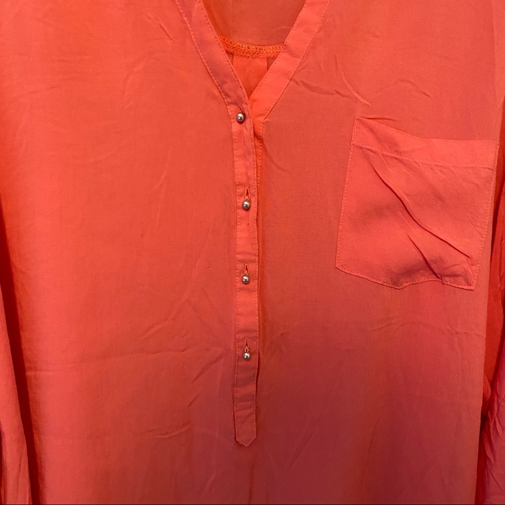 Coral Feather-weight half button down top 3x - Picture 2 of 6